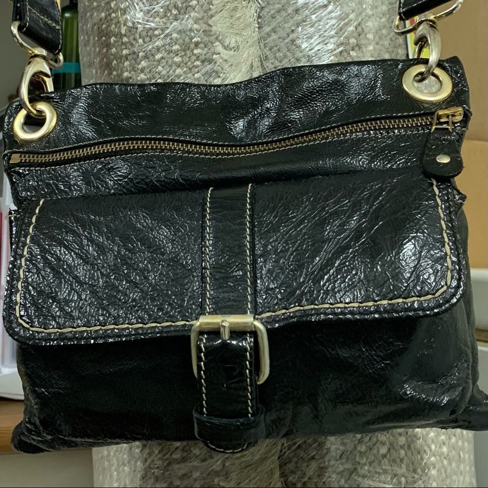 Pre-loved ROOTS Leather Crossbody Bag
